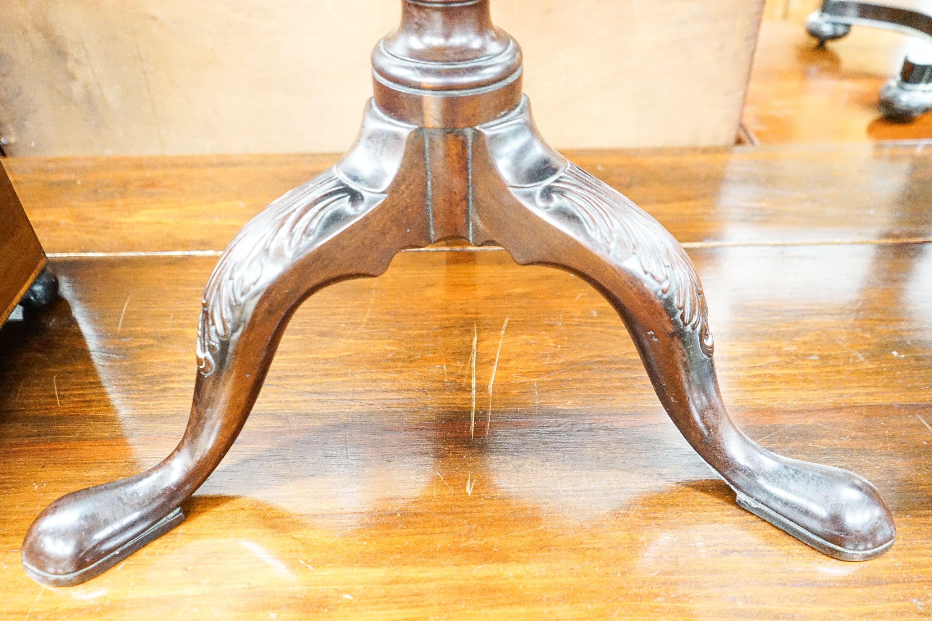 A George III carved mahogany circular birdcage tilt top tripod tea table, diameter 77cm, height 71cm